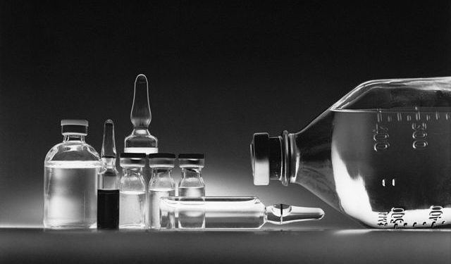 640px-Chemotherapy_vials_(4) Photo: Bill Branson - CC BY