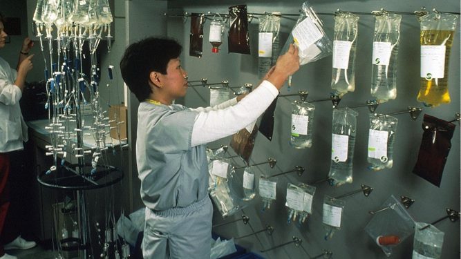 1200px-Nurse_hangs_chemotherapy_drugs chemotherapy, nurse