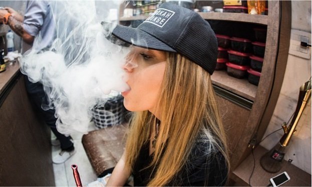 woman-2586198_640 vaping, e-cigarettes