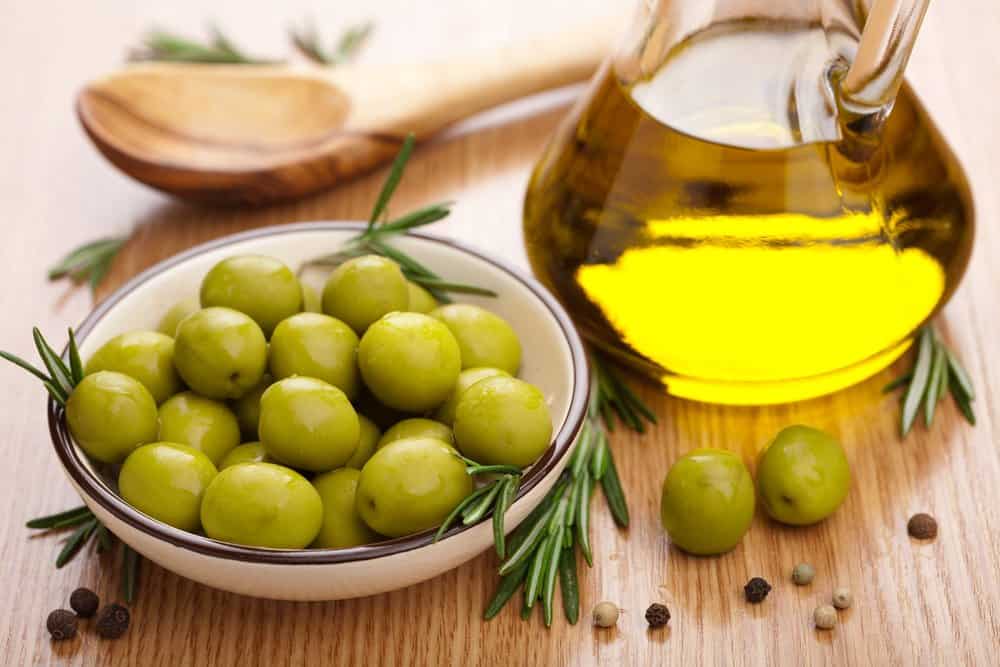 Green olives and oil olive oil