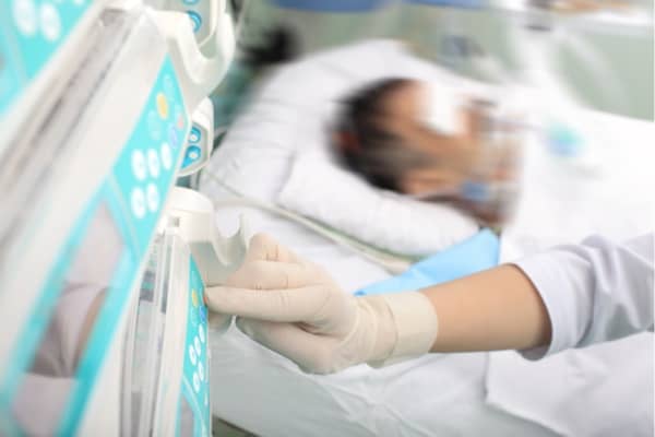 Depositphotos_45355575_s-2019-sudok1 critically-ill patient, ICU