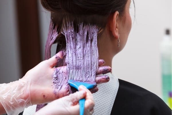 Depositphotos_36433107_s-2019-Voyagerix hair dye application