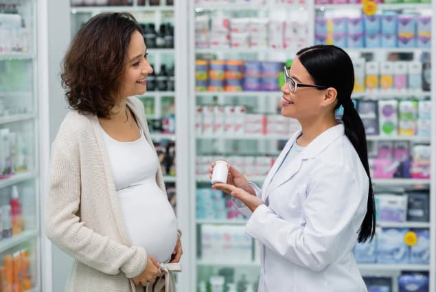 Pregnancy woman talking to a pharmacist.